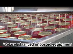 Варящ приправляя выжимку соуса томатной пасты пластиковую разливает опарникы по бутылкам video