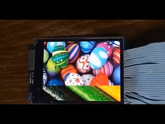 2.58 дюймовый экран с разрешением 240x320, интерфейс MPU 300 Cd/M2 гибкий экран с разрешением Amoled