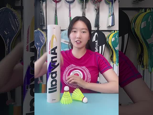 エンドウ豆のナイロン バドミントンのShuttlecockの白く黄色いナイロン スカートのシャトル