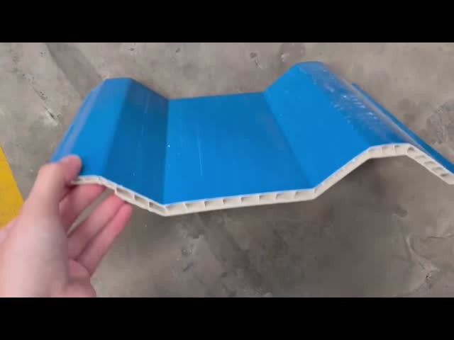 Espessura ondulada da folha 10mm do telhado da cavidade da parede do gêmeo do PVC para o central química do revestimento da parede