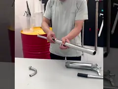 Рука насоса бочонка масла AA4C привелась в действие барабанный насос действия рычага с выдвигать смазку 3000H масла всасывающей трубы video