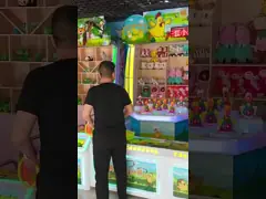 Бросок кольца на будочке безобидной игры цыпленка для приза масленицы Wining video