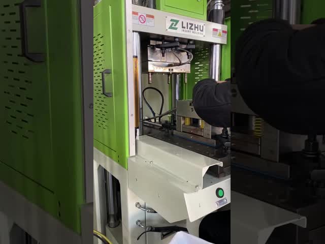 シングルスライダーテーブル付き縦型プラスチック射出成形機