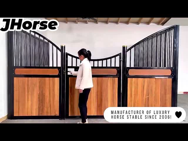 Высокая устойчивая конюшня лошади обшивает панелями фронты стойла лошади со стальными трубками больше вентиляции видео