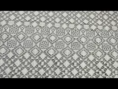 100% poly outre du tissu brodé chimique blanc de dentelle de Geo pour l'habillement de femmes