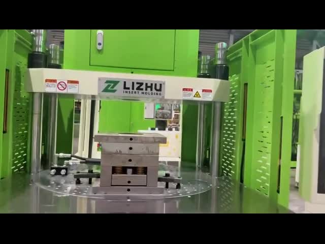 Máquina de moldagem por injeção vertical tipo parafuso duplo simples 550 toneladas para moldagem de espuma