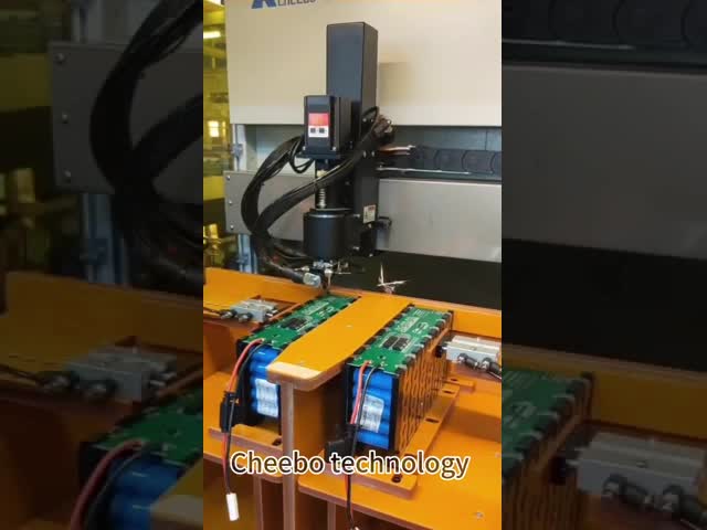 高品質の自動バッテリースポット溶接機 135°回転溶接頭