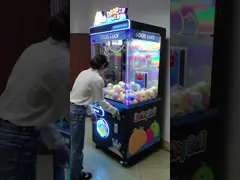 Падение в машине крана с лапой выигрыша с вращая машиной коммерчески шарика отверстия приза заразительной video