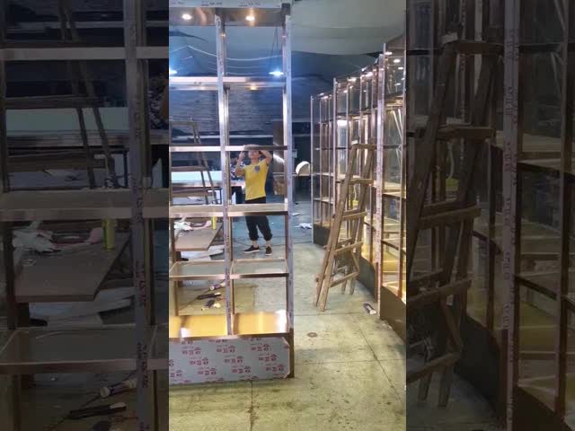 Витрина дисплея холодильника выставочной витрины вина мебели живущей комнаты бара шкафа вина видео