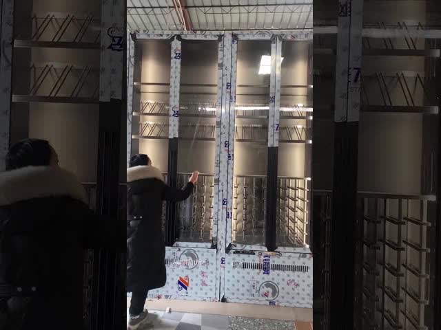 高級折りたたみバーにはガラスの簡単に移動できるスチール製ワインキャビネットがあります ビデオ