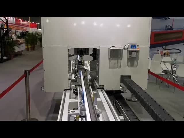 4 AXIS CNC АЛУМИНУМ ДВОРА ОКНОЙ МАШИНЫ ОДНОГО ГЛАВЫ ОСНОЧНЫЙ ЦЕНТР