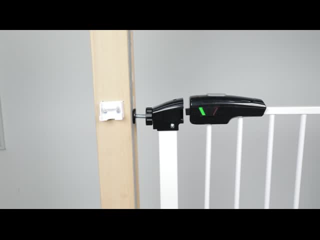 White Wall Mounted Easy Installation Pet Friendly Baby Metal Gate For Stair Protection