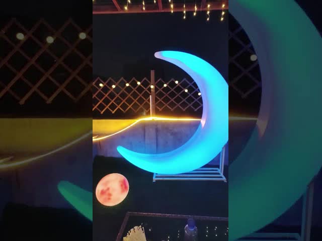 露天プール 輝く光 月の形 祝祭 祝祭 イベント 飾り付け