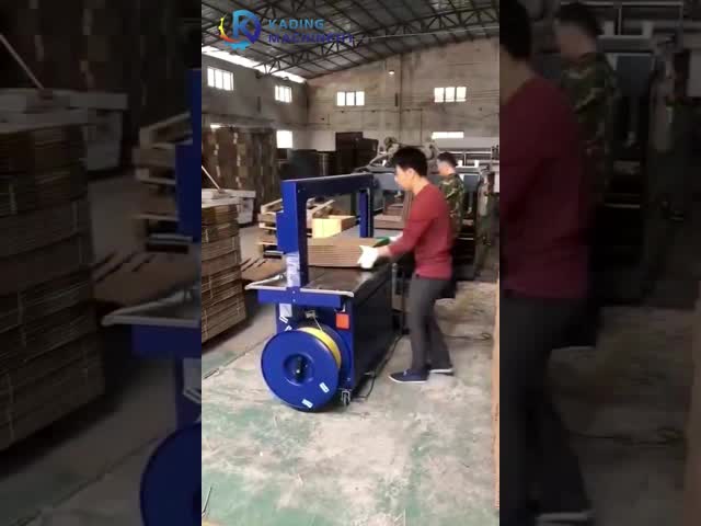 PPの紐で縛ることの1200mmの1400mm波形シートのための機械を紐で縛る半自動カートン箱