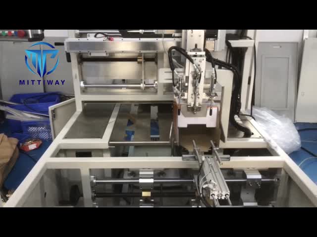 紙の箱を形作る機械 熱溶性粘着料のトレイ