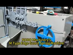 Производительность линии производства матрасов 20-25 шт/мин Автоматическая M-типовая пружинная машина для защиты краев video