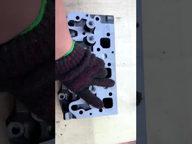 403-11パーキンズのための鋳鉄エンジンのシリンダー ヘッド