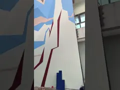 Взрослое искусственное профессиональное взбираясь скалолазание спортивной площадки стены на открытом воздухе video