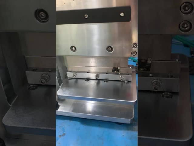 Пневматический PCB Depanelizer с твердой рамкой утюга и 2 острыми линейными лезвиями видео