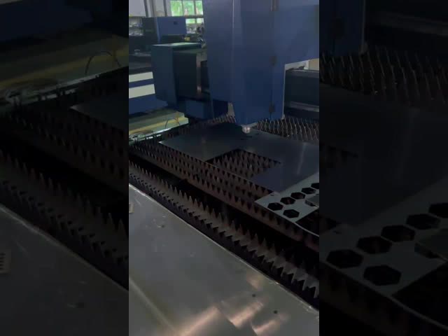 3015 CNC金属繊維レーザー切断機 1000W 1500W 2000W 3000W 6000W 6kw