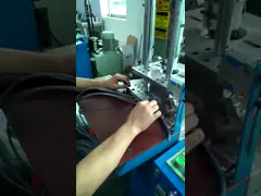 Маленькая вертикальная пластмассовая литейная машина для различных кабелей video