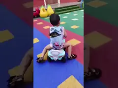 Красочные дети ездят на машинах video