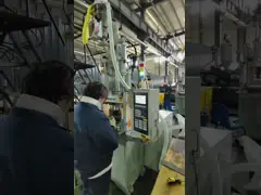 85-тонная вертикальная пластиковая инжекционная формовая машина, используемая для зарядки автомобилей USB video