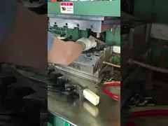 Машина для изготовления 35 тонн силового шнура Вертикальная машина для формования впрыском video