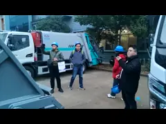 I clienti visitano la fabbrica per testare il camion della spazzatura compressa