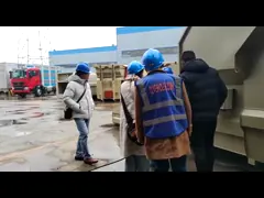 Clienti del Vietnam visitano la fabbrica per testare il camion aspiratore a vuoto