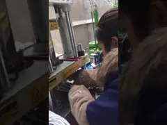 Маленькая вертикальная пластиковая инжекционная литейная машина для кабеля USB весом 20 тонн video