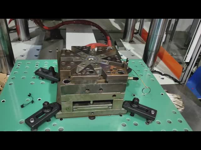 Máquina de moldagem por injecção vertical de 160 toneladas com um único deslizamento para pequenos conectores