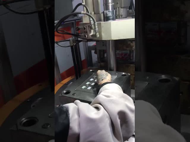 ダイビングメガネの製造のための35トンのローター式垂直注射型鋳造機