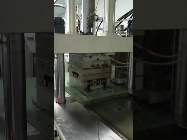 85 トンダブルスライド垂直注射鋳造機