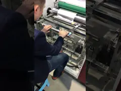 220V 50HZ Алюминиевая фольга Машина для перемотки резцов и перемотки 150м/мин video