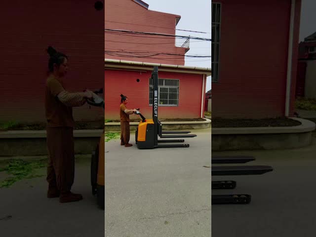 Более низкая скорость 0,2 м/с 2,2 кВт привела в действие штабелеукладчика для поддонов Джек 3000 кг видео