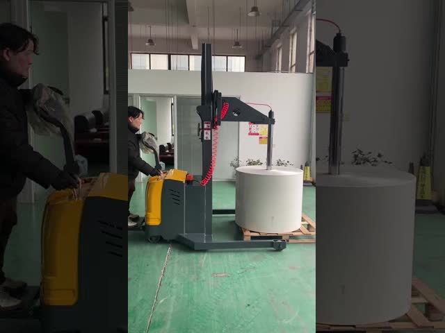 汎用的な電動パレットスタッカー バッテリー 動力 250kg/500kg 負荷 調整可能なクランプと回転付きの電気操作