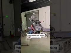 Рука робота выпускника ABB IRB 6700 автоматизировала линию блока батарей оборудования распределяя систем клея video