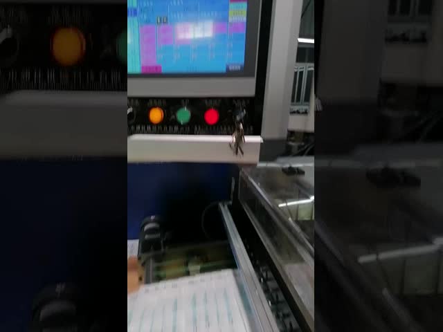 Машина для изготовления двойных линейных пластиковых рюкзаков с резьбой 200 сегментов/мин видео