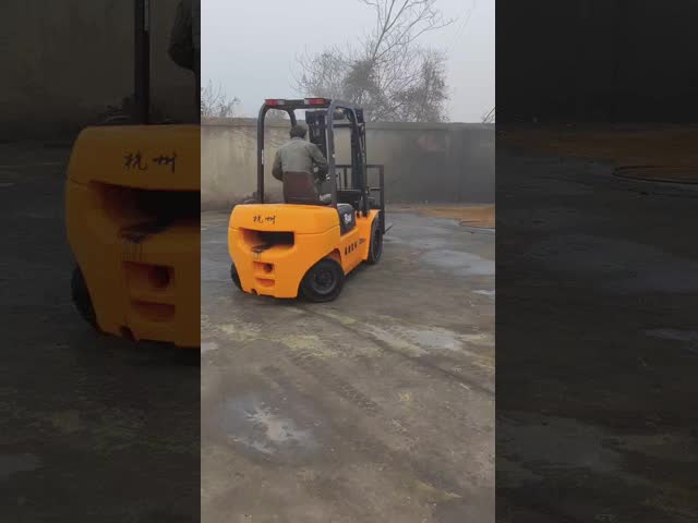 3段マストとISUZUエンジン 3000kg 負荷容量 4.5m 上げ高度
