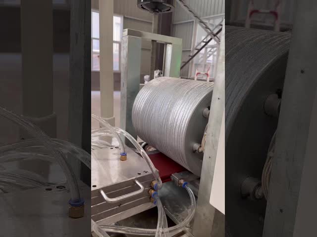 オンラインおよびオフライン 木材プラスチック 専門エボスティングマシン / PE WPCデッキエボスティングマシン