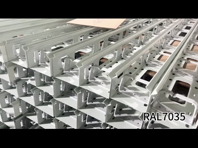 Система шкафов для установки на стойке 18U с покрытой порошком поверхностью видео