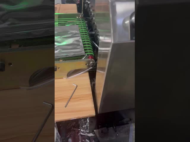 3 фазы 380V / 50HZ восьмистороннее уплотнение Zipper Pouch Bag Making Machine 100KW видео