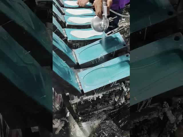 The production process of release agent for insole is photographed in Chinese factory