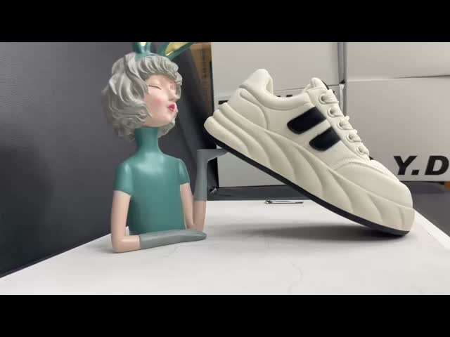 Низкая стрижка Женщины Белые неформальные кроссовки Удобство Черный цветовой блок видео