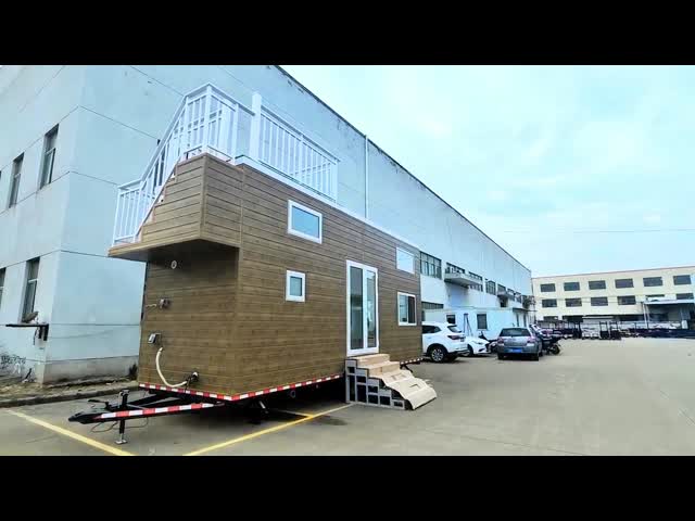 Маленький дом на колесах с маленькой террасой Продается и сдается в аренду видео