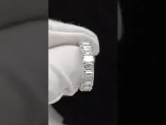 Une bague émeraude, une bague blanche, une bague de mariage, une bague éternelle, une bague de laboratoire, une bague de diamant.