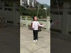 Фитнес скакалка фиолетового цвета, скакалка с мягкими шариками для детей video