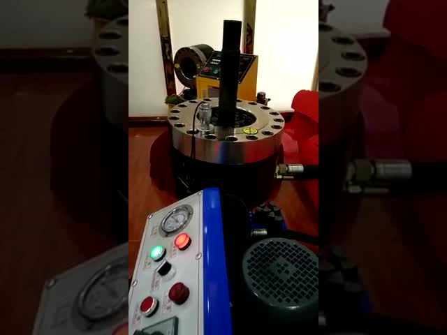 1-90 мм диапазон сжатия 220V / 240V / 380V / 415V 3KW / 4KW напряжение / мощность Гидравлическая шланговая сжатая машина с 2 свободными подпорками видео