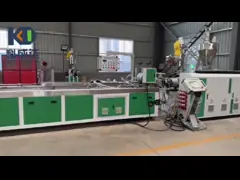 Линия производства PE деревянных пластиковых профилей WPC наружная напольная машина Линия экструзирования деревянных пластиковых пластиковых пластинок video